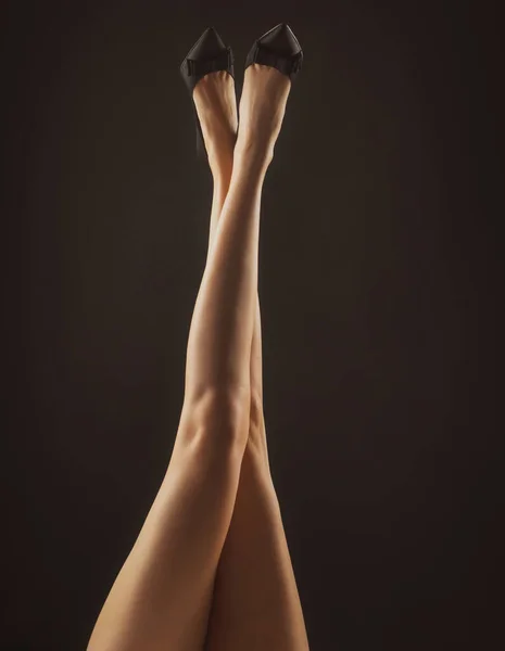 Femme sexy jambes minces. Style bureau. Séduisante fille pied. — Photo