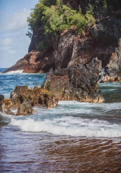 Vista da praia do mar com ondas e costa rochosa. — Fotografia de Stock
