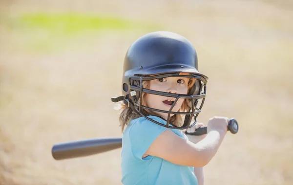 Egy szőke kisfiú arckifejezéssel baseball ütőt tart.. — Stock Fotó