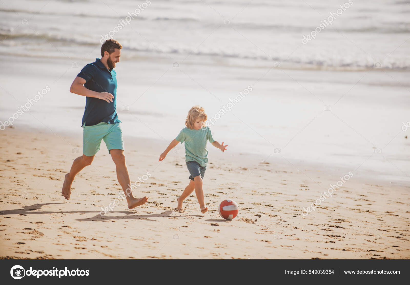 Папа С Мальчиком Играет В Летний День. Отец И Сын Играют В Футбол.