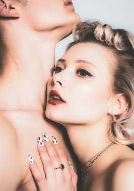 Seksi, zarif bir çiftin zarif bir tutkuyla çekilmiş bir fotoğrafı.