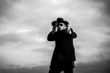 Siyah takım elbiseli, tabanca tabancası ve mühimmatı olan şerif ya da kovboy. Amerikan batı şerifi. Kovboyla Vahşi Batı.