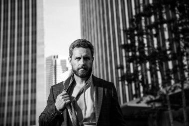 İş adamı çalıştıktan sonra kravatı çıkarır. Sıkı çalışma..