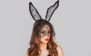 Paskalya tavşanı. Şehvetli baştan çıkarıcı kadın. Tavşan maskeli seksi moda kadını..