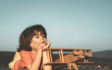 Oyuncak uçakla oynayan sevimli çocuklar. Çocuk rüyası.