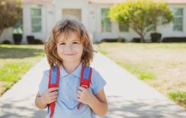Öğrenci okula gidiyor. İlkokul öğrencisi. İlkokul öğrencisi dışarıda sırt çantasıyla çalış..