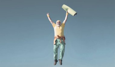 Komik kıdemli adam zıplıyor. Yaşlı adam mavi gökyüzü arka planında zıplıyor. Özgürlük emekliliği kavramı. Yoga konsepti.