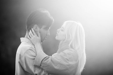 Şehvetli aşıklar gün batımında sarılıp öpüşüyorlar. Birbirine aşık, şehvetli aşıklar kucaklaşıp sarılıyorlar..