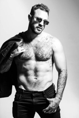 Moda ve seksi erkek model. Seksi bir adam. Çıplak erkek omuzları, üstsüz atletik vücudu..