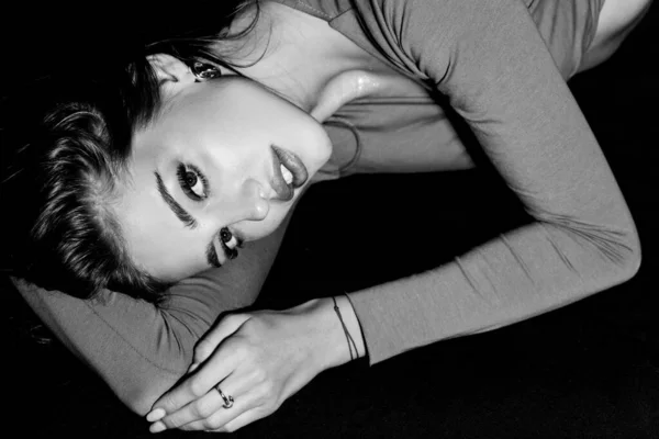 Κομψό σέξι γυναίκα σε γκρι φόντο. Αισθησιακό μοντέλο σε μαύρο στούντιο. Μόδα πορτρέτο της κομψής γυναίκας στη σκιά. Σέξι κοπέλα σε αισθησιακή στάση. — Φωτογραφία Αρχείου