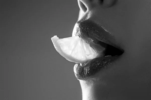Sexy Früchte. Lippen in Großaufnahme mit Zitronen. Zitronenscheibe im Mund. Sommerliche Erfrischung. Teezeit. — Stockfoto