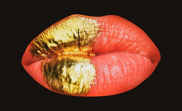 Gouden make-up. Kleurrijke sexy lippen, gouden kunst. Goud heldere make-up in de lippen. Schoonheid en mode. geïsoleerd op zwart. — Stockfoto