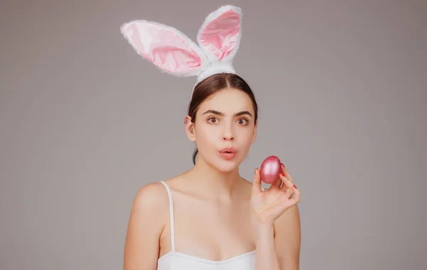 Lapin fille avec oeuf de Pâques. Femme surprise dans les oreilles de lapin. — Photo