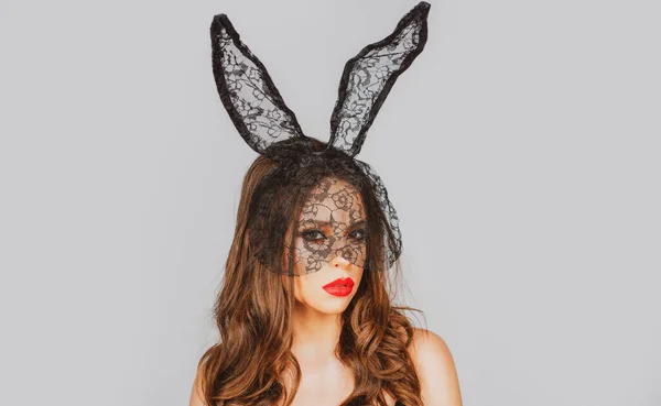 イースターウサギの女の子。官能的な魅惑的な女性。セクシーファッションポートレート女性でバニーマスク. — ストック写真