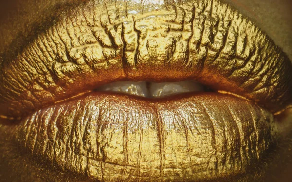 Boca lujosa brillante. Maquillaje dorado. Labios sexys coloridos, arte dorado. Oro maquillaje brillante en los labios. — Foto de Stock