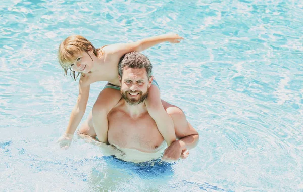 Padre e hijo nadando en la piscina, familia de verano. Divertido padre e hijo en la piscina. Vacaciones de verano. Fin de semana familiar. —  Fotos de Stock