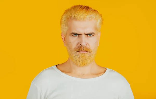 理发店，染发。严肃大胡子男人的画像。男人的胡子护理和头发护理. — 图库照片