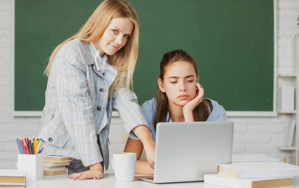 Studenti ragazze amiche in classe al college o all'università. Due studenti che fanno i compiti insieme e si aiutano a vicenda. — Foto Stock