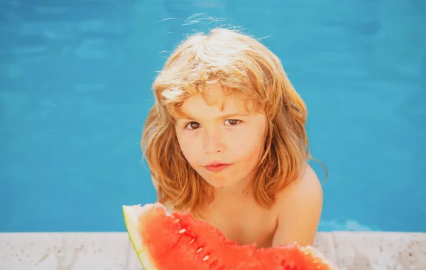 Junge isst Wassermelone in der Nähe des Pools Kind mit Wassermelone. Sommeraktivitäten für Kinder. — Stockfoto