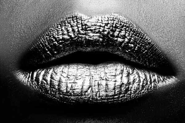 Maquillaje de labios dorados. Inventar ideas de labios. Colorido brillante lápiz labial concepto de arte de oro. —  Fotos de Stock