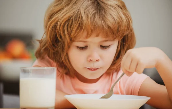 Kind dat gezond voedsel eet. Schattig jongetje met soep als lunch. — Stockfoto