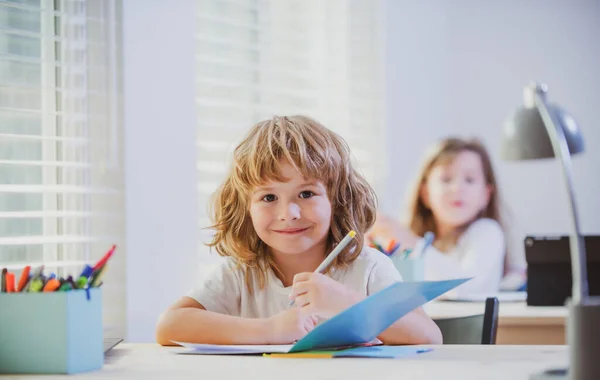 Niños de primaria en clase. Colegial y colegiala. Pequeños estudiantes felices. — Foto de Stock