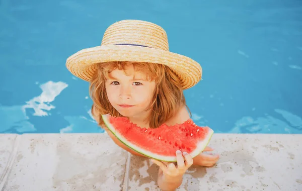 Niño con sandía en piscina al aire libre. Chico divirtiéndose en la piscina. Vacaciones de verano para niños y concepto de alimentación saludable. — Foto de Stock