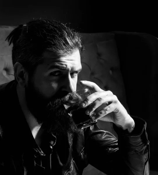 Drunk man hold whisky glass addicted alcohol need therapy. Alcoholism, alcohol addiction and people concept. Bearded man drinking whisky, whiskey or cognac brandy. — Fotografia de Stock