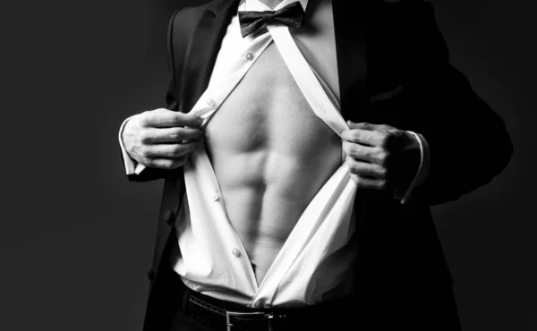 Mann zeigt Bauchmuskeln. Sixpacks in Nahaufnahme. Sexy männlicher Oberkörper im Anzug. Klassischer Mode-Look. Mann zieht sich aus. — Stockfoto
