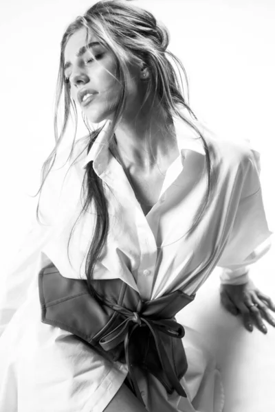 Bella donna sensuale modella di moda. Sexy femminile in posa in studio. — Foto Stock