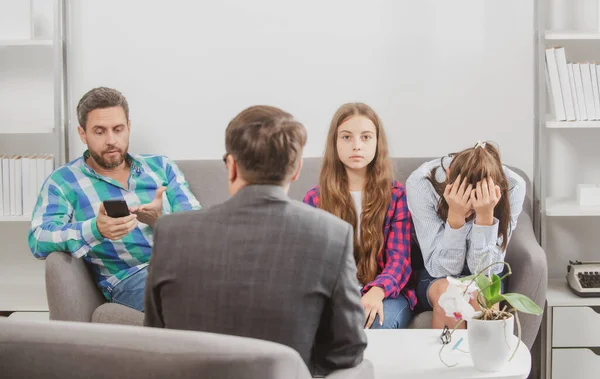 Föräldrabegreppet. Föräldrar som berättar för psykologen om familje- eller barnproblem. — Stockfoto