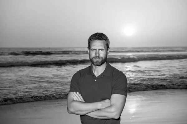 Άντρας στην παραλία. Πανέμορφος κομψός άντρας με μοντέρνο πουκάμισο. Φως θερινού ηλιοβασιλέματος. — Φωτογραφία Αρχείου