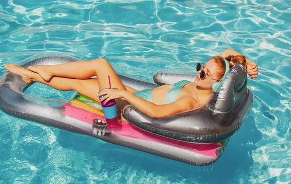 여름 방학이야. 수영장에 있는 여자. 여름에. 고무줄에 매미를 꿰는 소녀. — 스톡 사진