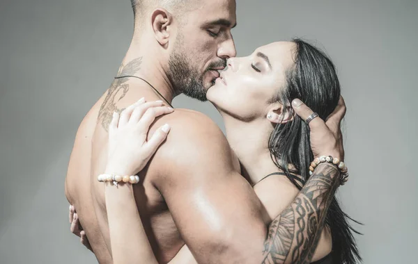 Jeune et passionné. Couple amoureux. Couple sexy de petite amie et petit ami câlins et baisers. Couple de jolie femme brune et bel homme musclé. Couple érotique d'amoureux sensuels — Photo