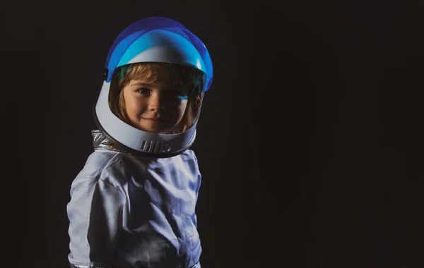 Adorable mignon garçon astronaute dans l'espace. Enfant s'imagine être un astronaute dans un casque d'astronautes. Succès, créativité et innovation concept technologique. — Photo