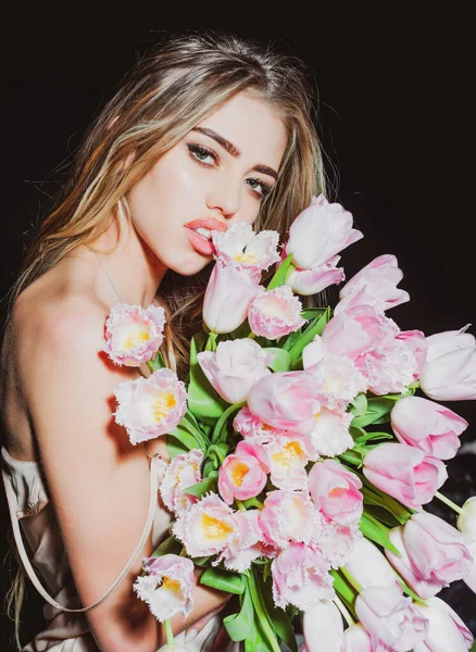 Sexy sensual jovem mulher com tulipas flores buquê. Mulher de primavera em preto. — Fotografia de Stock