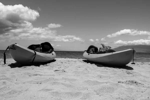 Turismo en kayak. Calma mar playa fondo. Playa tropical de verano con arena. Agua del océano. Paisaje marino natural. — Foto de Stock