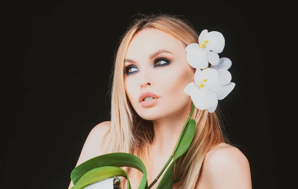 Trucco con fiore di orchidea. Concetto di bellezza. Primavera estate donna compongono. — Foto Stock