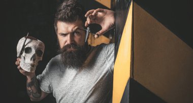 Kuaför, saç stilini sakallı bir adam yapar. Sakallı adam kuaföre saç tıraşı oluyor ve berber dükkanında sandalyede oturuyor. Berber dükkanını ziyaret eden sakallı bir müşteri. Sakallı adam..