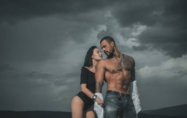 Güzel, tutkulu bir çift. Şehvetli çift öpücüğü. Seni seviyorum. Aşık çift. Romantik ve aşk.