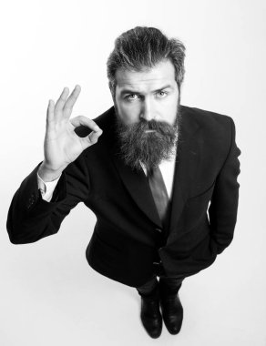 Takım elbiseli komik yakışıklı iş adamı, geniş açılı. İşletme. Harika fikir..