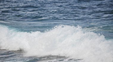 Hawaii 'de tropik mavi okyanus. Arka planda temiz ve berrak sularda yaz denizi. Dalgalar konsept tasarımı.