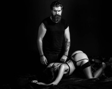 Lüks bikinili seksi bir kız. Aşık seksi bir çift. Şehvetli erkek arkadaş, aşıkları kucaklar. Şefkat ve şefkat kavramı.