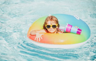Çocuklar yaz tatili. Yaz çocukları hafta sonu. Havuzdaki çocuk. Aquapark 'taki çocuk şişme lastik çemberde.