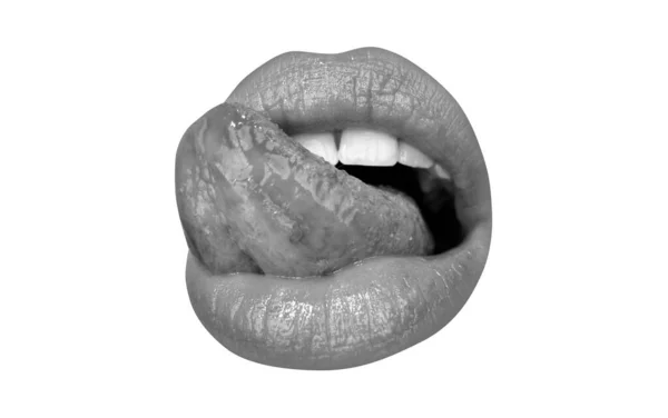 Tong en sexy vrouwelijke lippen. Sexy sensuele vrouwen openen hun mond. Sluit de macrotong. Sensuele vormen van vrouwelijke lippen. — Stockfoto