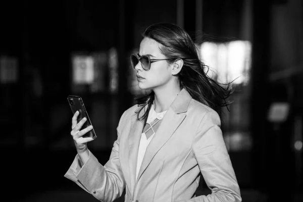 Foto de estilo callejero de la elegante mujer de negocios de moda que usa ropa de moda que habla por teléfono al aire libre. Modelo caminando en la calle de la ciudad europea. —  Fotos de Stock