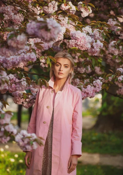 春の女の子のファッション。桜の咲く間の女性の自然の美しさ. — ストック写真