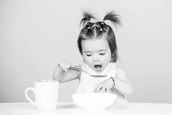 Schattig baby kind eet voedsel, baby 's eten. Kleine baby die fruitpuree eet. — Stockfoto