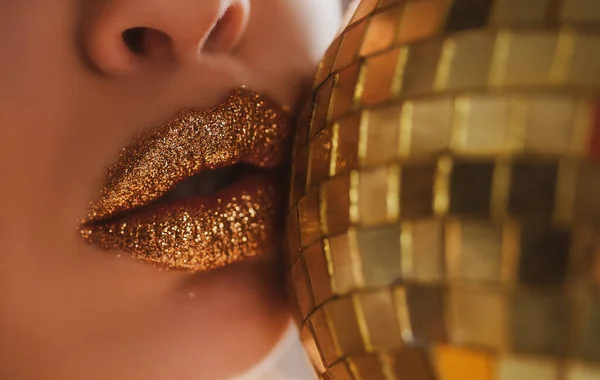 派对化妆。时髦的金唇。黄金金属唇。漂亮的妆容. — 图库照片