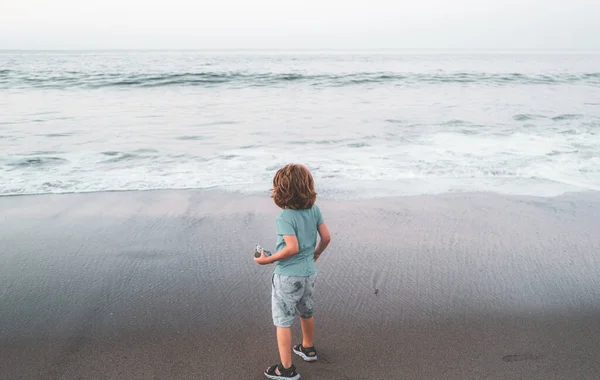 Vacaciones de verano en el mar. Un niño jugando en el océano. Niño divirtiéndose en la playa. Vacaciones para niños y concepto de estilo de vida saludable. — Foto de Stock